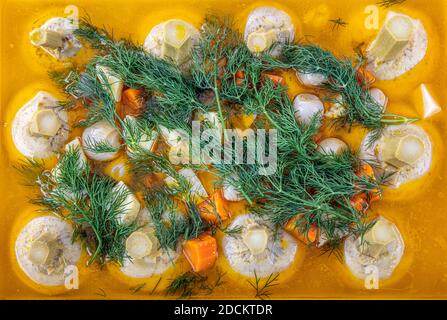 Vorspeisen der türkischen Küche; Artischocke mit Olivenöl aus der türkischen Küche, frische Artischocke mit Erbsen und Karottenkartoffeln. Stockfoto