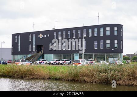 Verkehrspolizeistation (holländisch: landelijke eenheid verkeerspolitie) in der Nähe der Autobahn A12, in der Nähe der Stadt Gouda, Niederlande. Stockfoto