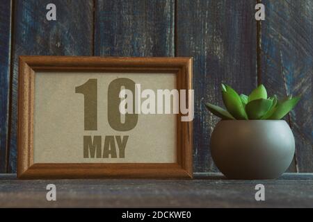 Mai 10th. Tag 10 des Monats, Datum im Rahmen neben Sukkulente auf hölzernen Hintergrund Frühlingsmonat, Tag des Jahres Konzept Stockfoto