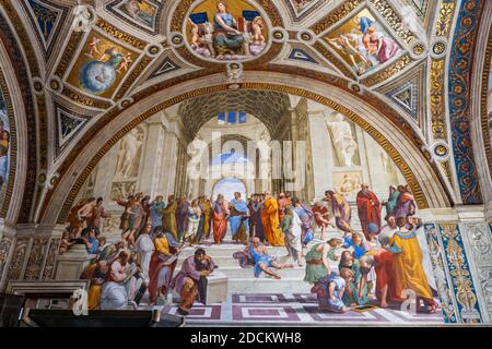 Schule von Athen Fresko mit berühmten griechischen Philosophen: Plato, Aristoteles, Pythagoras, Diogenes, Heracleitus im Zimmer der Segnatura, Raphael Zimmer, V Stockfoto