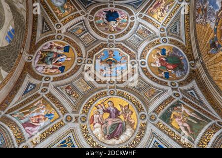 Saal der Segnatura-Decke mit weiblichen Allegorien: Philosophie, Theologie, Poesie und Gerechtigkeit, Raffael-Räume, Vatikanische Museen, Rom, Italien Stockfoto