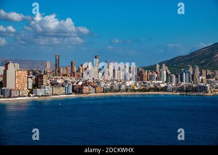 Das beliebte Urlaubsziel und Wintersonnenort von Benidorm, Costa Blanca, Spanien, vom Hügel Tossal de la Cala aus gesehen Stockfoto