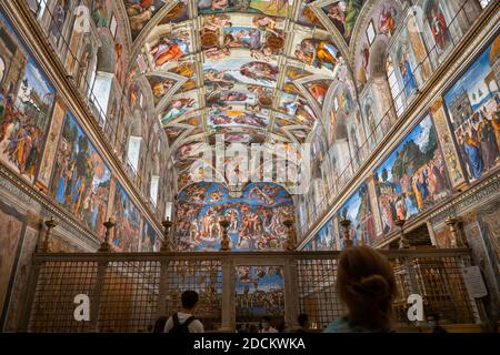 Sixtinische Kapelle (Cappella Sistina) Innenraum mit Fresken von Michelangelo einschließlich des Jüngsten Gerichts, Apostolischen Palast, Vatikanische Museen, Rom, Italien Stockfoto