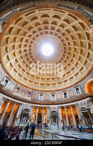 Pantheon Kirche Innenraum mit Kassettenkuppel mit oculus in Rom, Italien. Antiker römischer Tempel von 113–125 n. Chr. Stockfoto