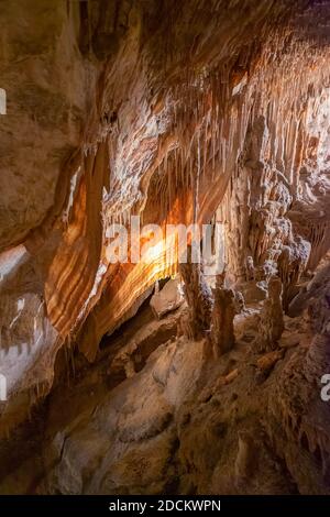 Stalagmiten und Stalaktiten in den Drach Höhlen in Palma de Mallorca, Balearen, Spanien vertikal Stockfoto