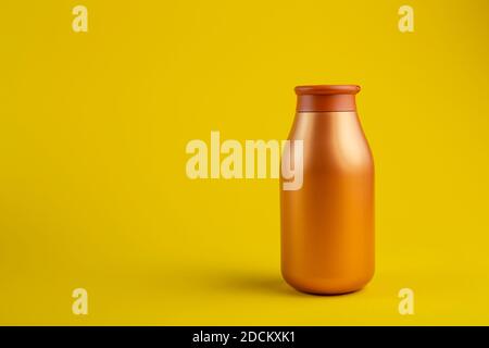 Kosmetikbehälter Mockup. Glas oder leere Verpackung für kosmetische Produkte mit Kappe auf gelbem Hintergrund. Beauty-Produkte für die Körperpflege. Platz für Punkt Stockfoto
