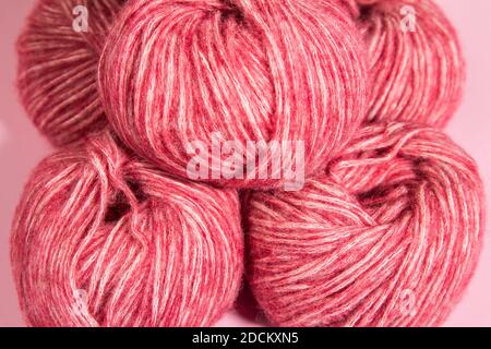 Hintergrund von Kugeln aus rosa Wolle Garn zum Stricken. Stockfoto