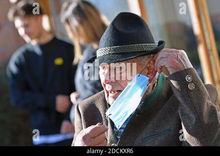 Garching, Deutschland. November 2020. Ruestiger alter Mann (92 Jahre) aus der Risikogruppe mit Gesichtsmaske, Maske am 22. November 2020. Im Hintergrund sind zwei junge Menschen ohne Gesichtsmasken und Masken. MODELL FREIGEGEBEN! Quelle: dpa/Alamy Live News Stockfoto