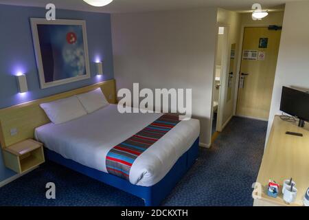 Ein typisches Doppelzimmer in der Travelodge Sleaford, ein 2-Sterne-Hotel, Sleaford, Linconshire, Großbritannien. Stockfoto