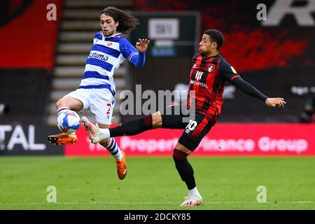 Tomas Esteves of Reading und Arnaut Danjuma vom AFC Bournemouth in Aktion - AFC Bournemouth gegen Reading, Sky Bet Championship, Vitality Stadium, Bournemouth, UK - 21. November 2020 nur redaktionelle Verwendung - es gelten die DataCo-Einschränkungen Stockfoto
