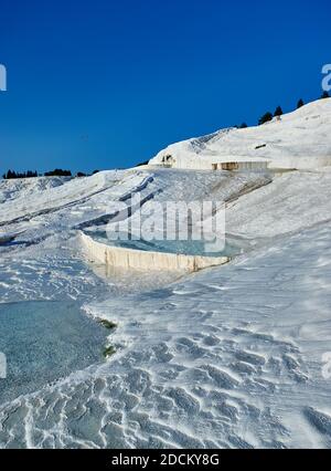 Natürliche Travertin Pools und Terrassen in Pamukkale. Pamukkale, Türkei Stockfoto