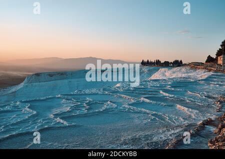 Natürliche Travertin Pools und Terrassen in Pamukkale. Pamukkale, Türkei Stockfoto
