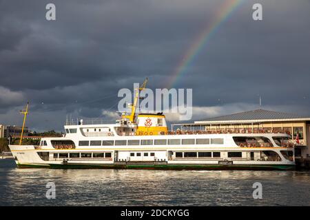 Farbenprächtiger Regenbogen wurde an der Kadikoy Küste nach einem regnerischen Tag gesehen. Kadikoy ist ein großes, bevölkerungsreiches und kosmopolitisches Viertel auf der asiatischen Seite Istanbuls Stockfoto