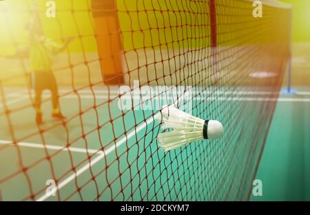 Badmintonplätze mit Bälle im Vordergrund. Stockfoto