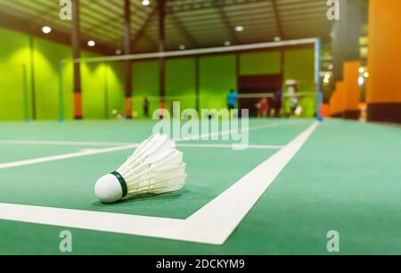 Badmintonplätze mit Bälle im Vordergrund. Stockfoto