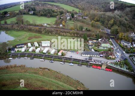 Luftbild von Booten, die auf dem Fluss Arun in Amberley in West Sussex neben den beliebten Tea Rooms festgemacht sind. Stockfoto