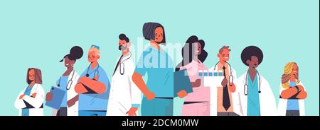 Team von medizinischen Fachkräften mischen Rennärzte in Uniform stehen Zusammen Medizin Gesundheitswesen Konzept horizontale Porträt Vektor Illustration Stock Vektor