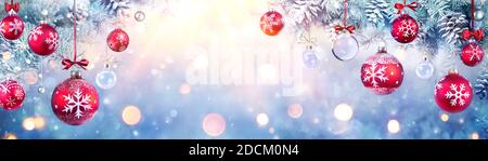 Weihnachtskugeln Hängende Tannenzweigen Mit Lichtern In Abstrakten Defokussieren Hintergrund Stockfoto