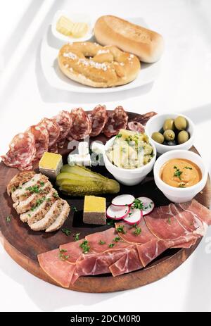 deutscher Aufschnitt Tapas-Snack-Teller mit Fleisch und Brot Auf weißem Hintergrund Stockfoto