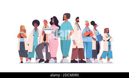 Team von medizinischen Fachkräften mischen Rennärzte in Uniform stehen Zusammen Medizin Gesundheitswesen Konzept horizontale volle Länge Vektor Illustration Stock Vektor