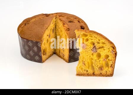 Panettone mit Marronenglace - typisch italienischer Kuchen aus Mailand vorbereitet, um Weihnachten und Neujahr mit den Schnitten einer Scheibe, isoliert auf weiß zu feiern Stockfoto