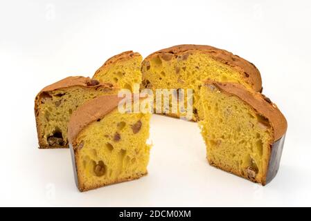 Panettone mit Marronenglace, geschnittene Scheiben des typischen italienischen Dessert zu Weihnachten aus Mailand, isoliert auf Weiß Stockfoto