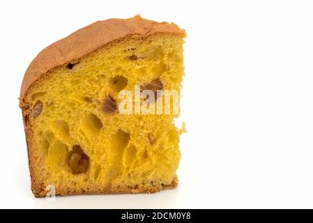 Panettone-Scheibe mit Marronenglace, typisch italienisches Dessert zu Weihnachten aus Mailand, isoliert auf Weiß, Textraum Stockfoto