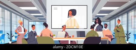 Geschäftsleute mit Online-Konferenz-Mix Rennen Geschäftsleute diskutieren mit Geschäftsfrau während Videoanruf Büro Tagungsraum innen horizontal Porträt vektorgrafik Stock Vektor