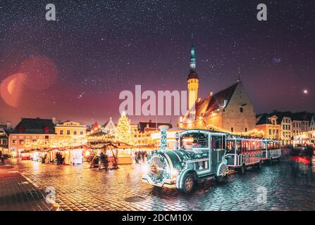 Tallinn, Estland. Schöner Zug Für Sightseeing In Der Nähe Des Traditionellen Weihnachtsmarktes Am Rathausplatz. Weihnachtsbaum Und Handelshäuser. Berühmt Stockfoto