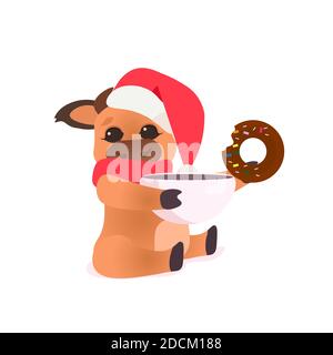 Kleiner Ochse in santa hat hält glückliches neues Jahr 2021 Grußkarte niedliche Kuh Maskottchen Cartoon Charakter voller Länge Vektor Abbildung Stock Vektor