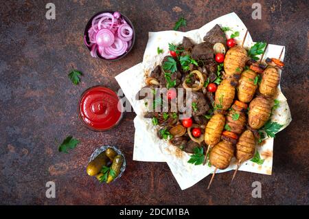 Gebratene Leber, Vollgemüse und Pilze auf Spieße mit Pita, Ketchup, eingelegten Gurken, roter Zwiebel. Speisekarte vom Grill-Restaurant. Georgische, asiatische Küche Stockfoto