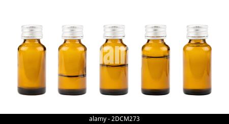 Sammlung Satz von braunen Medikamentenflaschen mit verschiedenen Flüssigkeitsständen isoliert auf weißem Hintergrund. Transparente leere Medikamentenfläschchen Stockfoto