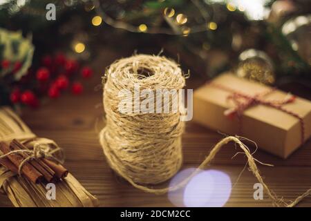 Weihnachten Zero Waste, umweltfreundliche Verpackung. Festliche Weihnachtskomposition verpackt Geschenke in Bastelpapier auf einem Holztisch.Raum kopieren Stockfoto