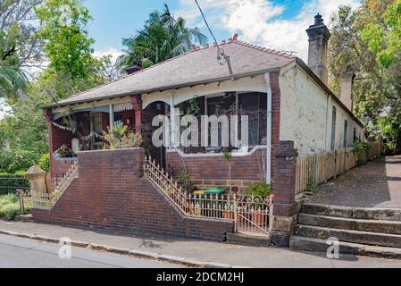 Ein Federation Bungalow Design, Duplex-Haus in der Sydney Vorort von Glebe, Australien, bietet zwei separate Wohnungen mit einer gemeinsamen zentralen Wand Stockfoto