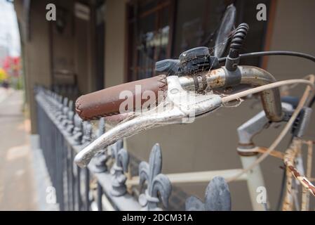 Eine Nahaufnahme einer Fahrradlenkerbremse und Glocke Mit Spinnweben bedeckt Stockfoto