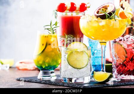 Auswahl an alkoholischen Cocktails im Sommer, beliebten hellen erfrischenden alkoholischen Getränken und Getränken Stockfoto