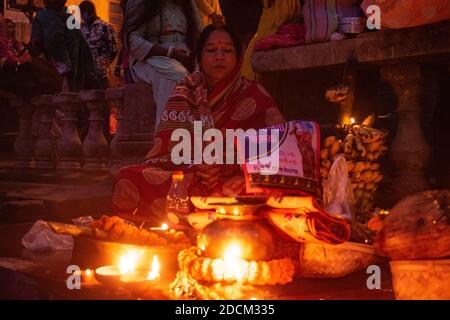 Kalyani, Indien. November 2020. Ein vedisches Fest der Hindus, das der Anbetung des Sonnengottes und der Göttin Shashti gewidmet ist. Es wird über einen Zeitraum von 4 Tagen mit verschiedenen Ritualen zusammen mit Vrat (Verzicht auf Trinkwasser) für längere Zeit gefeiert. Sie glauben, dass sie damit Gott für ihr Leben danken und ihre Wünsche erfüllen. (Foto: Ribhu Chatterjee/Pacific Press) Quelle: Pacific Press Media Production Corp./Alamy Live News Stockfoto