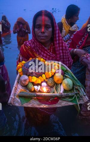 Kalyani, Indien. November 2020. Ein vedisches Fest der Hindus, das der Anbetung des Sonnengottes und der Göttin Shashti gewidmet ist. Es wird über einen Zeitraum von 4 Tagen mit verschiedenen Ritualen zusammen mit Vrat (Verzicht auf Trinkwasser) für längere Zeit gefeiert. Sie glauben, dass sie damit Gott für ihr Leben danken und ihre Wünsche erfüllen. (Foto: Ribhu Chatterjee/Pacific Press) Quelle: Pacific Press Media Production Corp./Alamy Live News Stockfoto