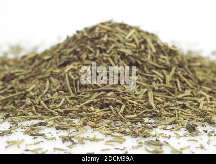 HERBE DE PROVENCE ODER PROVENZALISCHEN KRÄUTERN VOR WEIßEM HINTERGRUND Stockfoto