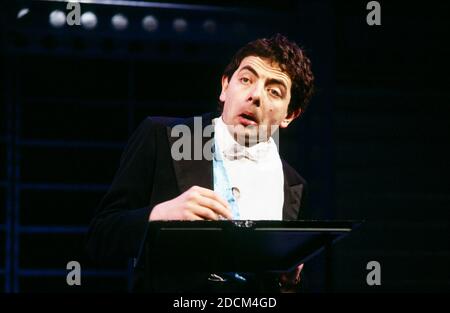 Rowan Atkinson in DER NEUEN REVUE im Shaftesbury Theatre, London WC1 07/03/1986 Geschrieben von Richard Curtis, Ben Elton & Rowan Atkinson Musik: Howard Goodall Design: Will Bowen Beleuchtung: Mark Henderson Stockfoto