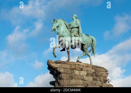 Die Kupferpferd-Statue von George III zu Pferd an einem Ende des langen Spaziergangs im Windsor Great Park, Berkshire, Großbritannien Stockfoto