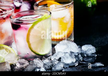 Home kohlensäurehaltige Limonade, Obst, Eis, auf einem dunklen Hintergrund, selektiver Fokus Stockfoto