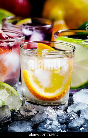 Home kohlensäurehaltige Limonade, Obst, Eis, auf einem dunklen Hintergrund, selektiver Fokus Stockfoto