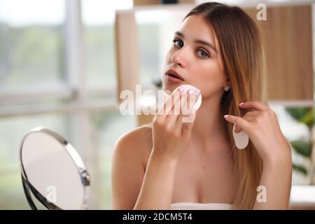 Schöne Frau Schminken in Schönheitskonzept Stockfoto