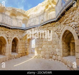 Blick auf den achteckigen Wachturm des Antipatris Fort (Binar Bashi), im Yarkon (Tel Afek) Nationalpark, Zentralisraelisch Stockfoto