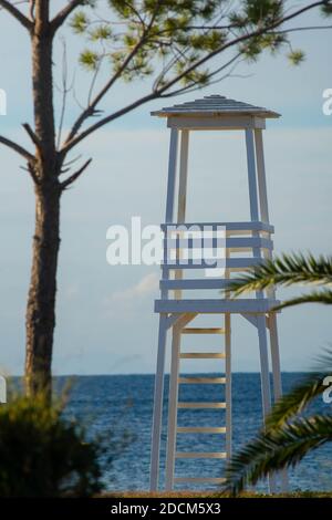 Der Wachturm des Rettungsschwimmers am Glyfada Strand, Griechenland Stockfoto