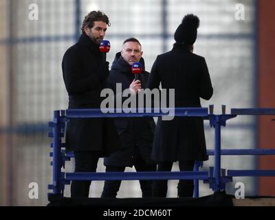 Sky Sports-Experten Kris Boyd (Mitte) und Charlie Mulgrew (links) in den Tribünen vor dem schottischen Premiership-Spiel im Ibrox Stadium, Glasgow. Stockfoto