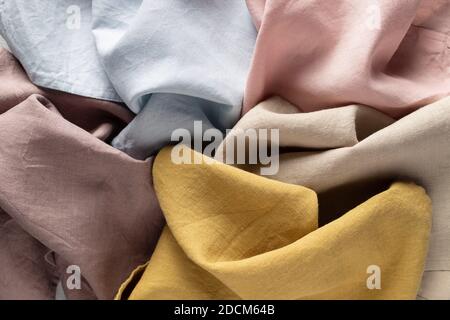 Naturreine Leinentücher, Servietten oder Tischdecke in verschiedenen Farben. Stockfoto