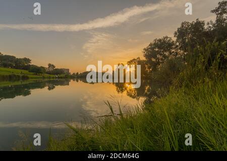 Sonnenuntergang Blick auf den See, mit dem Antipatris Fort (Binar Bashi), in Yarkon (Tel Afek) Nationalpark, Zentral-Israel Stockfoto