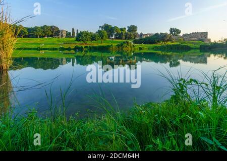 Blick auf den See und die Antipatris Fort (Binar Bashi), in Yarkon (Tel Afek) Nationalpark, Zentral-Israel Stockfoto